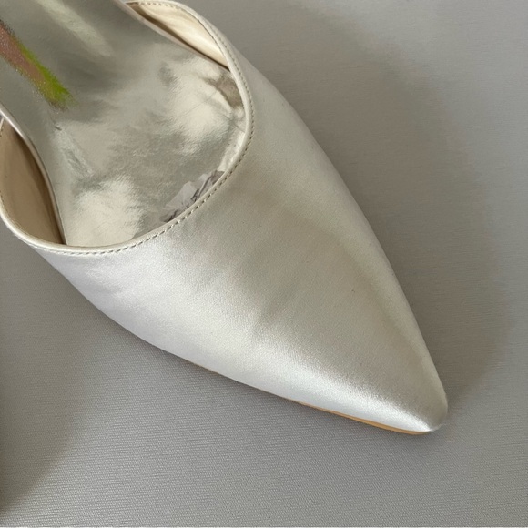 Elegant White Wedding Heels with Pearl Ankle Strap- Size 9 - Picture 4 of 12
